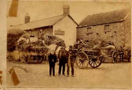 Picture of Ancroft, Farm workers and families outside the Lamb Inn on "Flitting"day